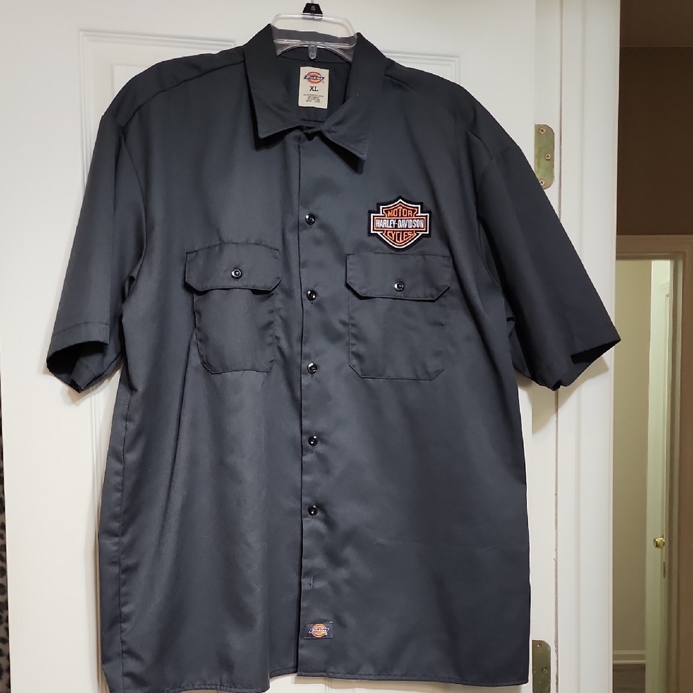 Dickies Gray Button-Up Short Sleeve Shirt With Harley-Davidson Patch.
